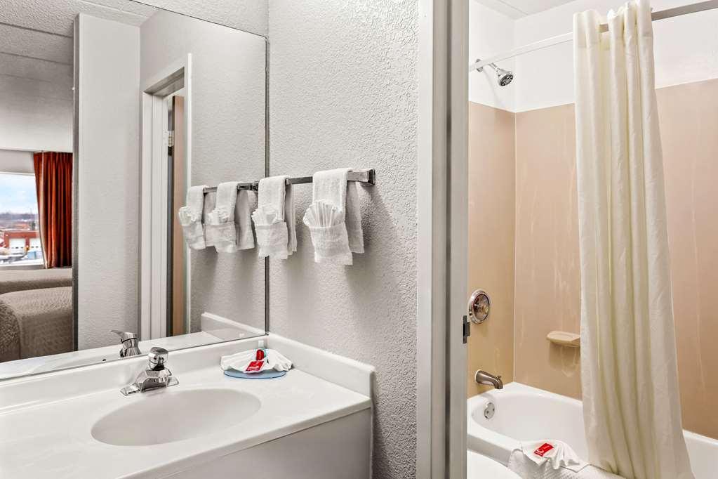 Econo Lodge Willowbrook Oda fotoğraf
